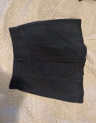 Falda negra de botones