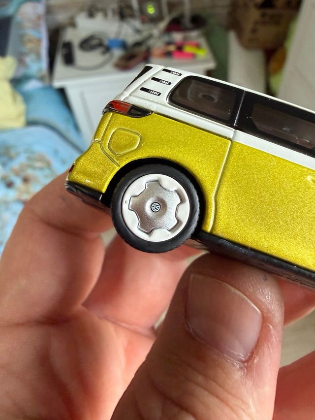Mini GT Volkswagen ID. Buzz Amarillo