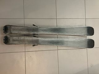 Esquís junior con fijaciones. 92 cm longitud