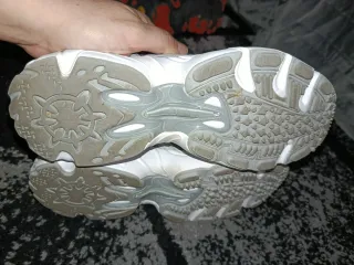 Zapatillas Fila grises y blancas