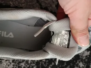 Zapatillas Fila grises y blancas