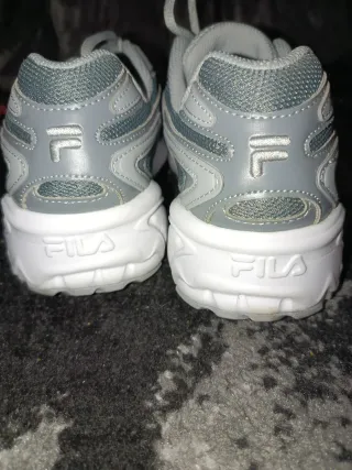Zapatillas Fila grises y blancas