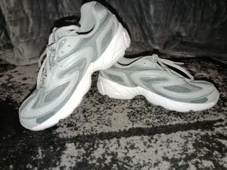 Zapatillas Fila grises y blancas