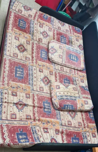 Sofá cama tela beige y rojo
