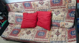 Sofá cama tela beige y rojo