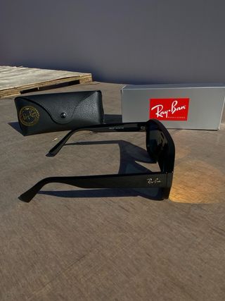 Gafas de sol Ray-Ban negras y naranjas