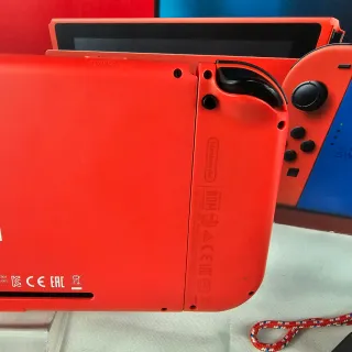 Nintendo Switch Mario red e blu