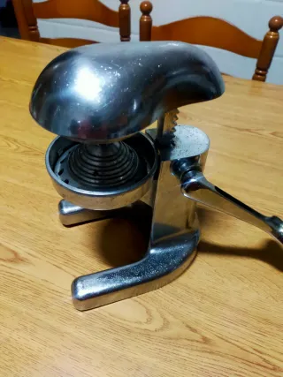 Exprimidor manual vintage cromado