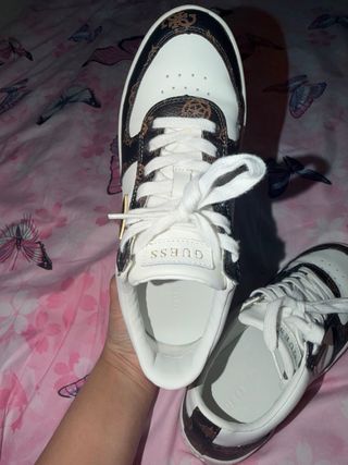 Zapatillas Guess Blancas y Marrones