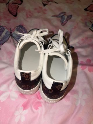 Zapatillas Guess Blancas y Marrones