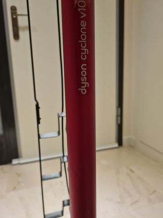 Dyson V10 con supporto e accessori