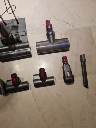 Dyson V10 con supporto e accessori