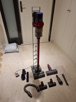 Dyson V10 con supporto e accessori