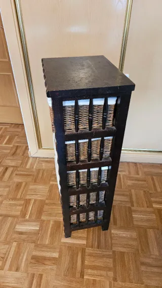 Cómoda de madera con cestas de mimbre