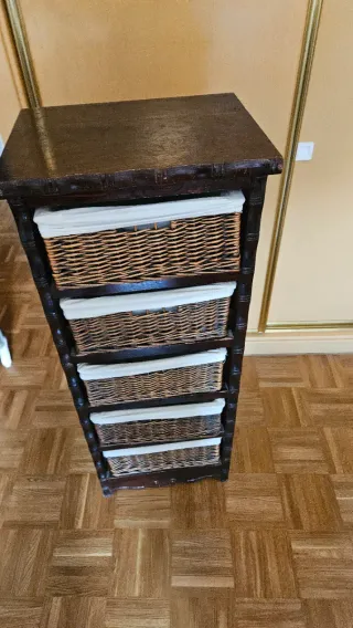 Cómoda de madera con cestas de mimbre
