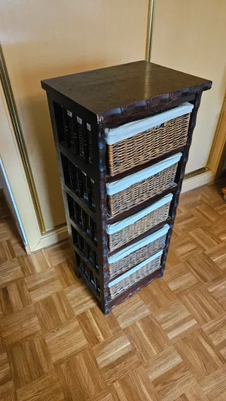 Cómoda de madera con cestas de mimbre