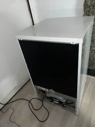 Nevera pequeña blanca Teka