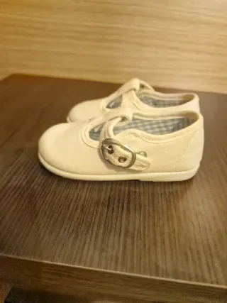 Zapatos de bebé beige talla 21