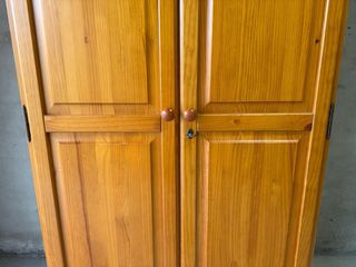 Armario ropero de pino con 2 puertas y 2 cajones.