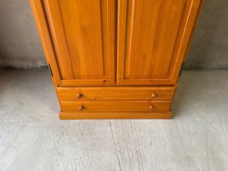 Armario ropero de pino con 2 puertas y 2 cajones.