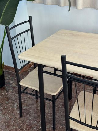 ECONOMICA Mesa Comedor con 4 Sillas SIN USO