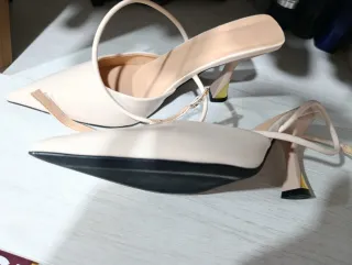 Zapatos de tacón beige sin estrenar