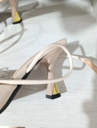 Zapatos de tacón beige sin estrenar