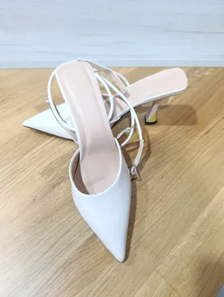 Zapatos de tacón beige sin estrenar