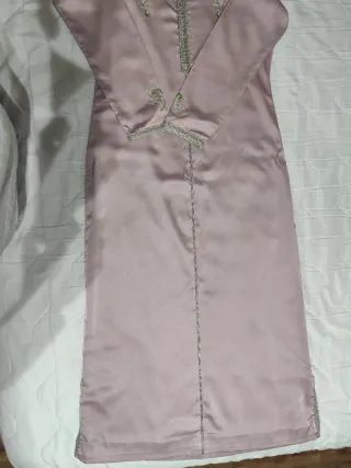 Vestido morado con bordado verde