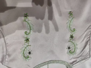 Vestido morado con bordado verde