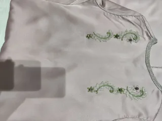 Vestido morado con bordado verde