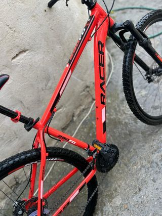 Bicicleta de montaña roja