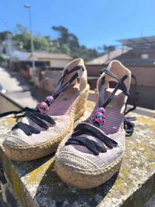 Alpargatas de cuña con cordones