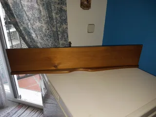 Estanterías de pino macizas verde oliva.