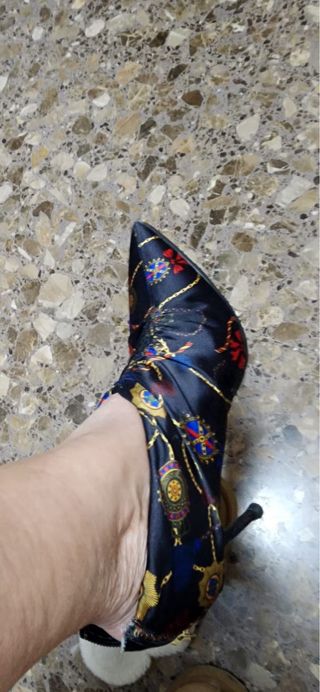 Se venden zapatillas zara