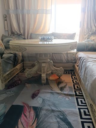 Mesa de comedor redonda de madera beige