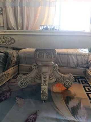 Mesa de comedor redonda de madera beige