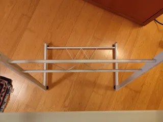 Mesa de cristal y metal blanca