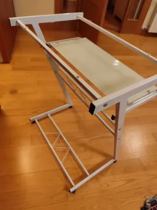 Mesa de cristal y metal blanca