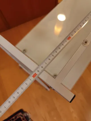 Mesa de cristal y metal blanca