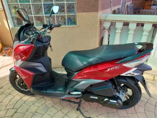 Moto Scooter Roja y Negra Automática