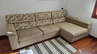 Sofá cheslong beige y multicolor