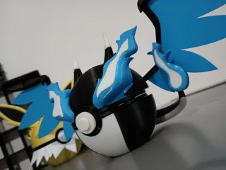 Figura Poke ball mega Charizard