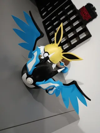 Figura Poke ball mega Charizard
