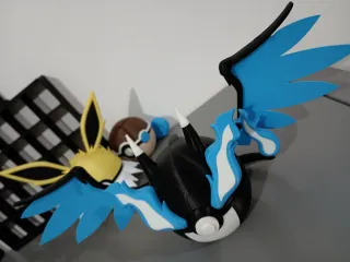 Figura Poke ball mega Charizard