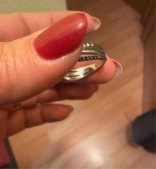Anillo Suarez plata y espinelas negras