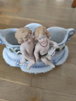 Figura antigua de porcelana con querubines
