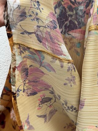 Blusa Stradivarius floral amarilla talla S