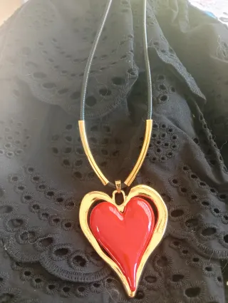 Collana con ciondolo a cuore rosso e oro