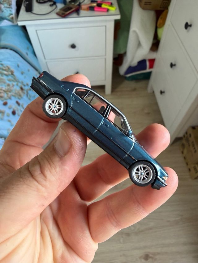 Mini GT BMW 750iL Sorrento Blue